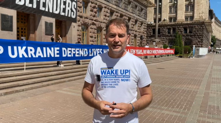 Matovič kampaňuje na Ukrajine. V Kyjeve rozvinul 42 metrov dlhý transparent