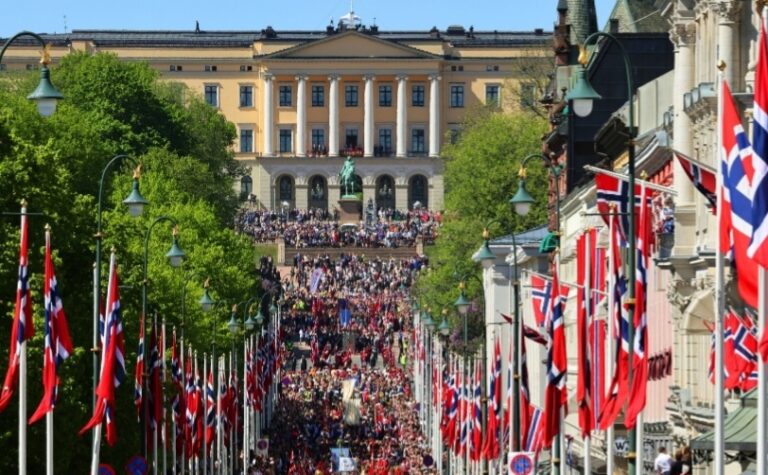 Nóri oslavujú 17. mája Deň ústavy. Oblečú sa do krojov a chýbať nebude ani pravý sprievod