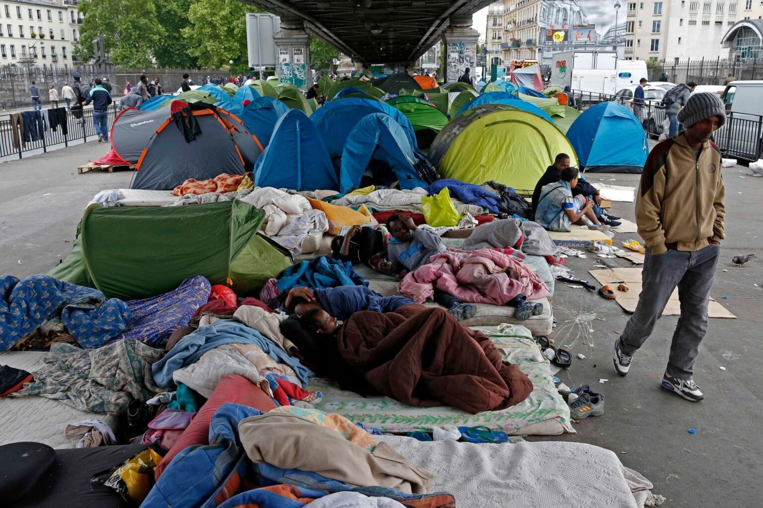 Stanový tábor ilegálnych imigrantov z Afghanistanu na severovýchode Paríža pri moste  d'Aubervilliers. Foto: Luis Pappé