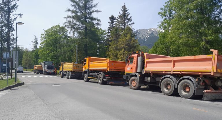 V Tatranskej Lomnici si na komplexnú obnovu cesty ešte musia počkať