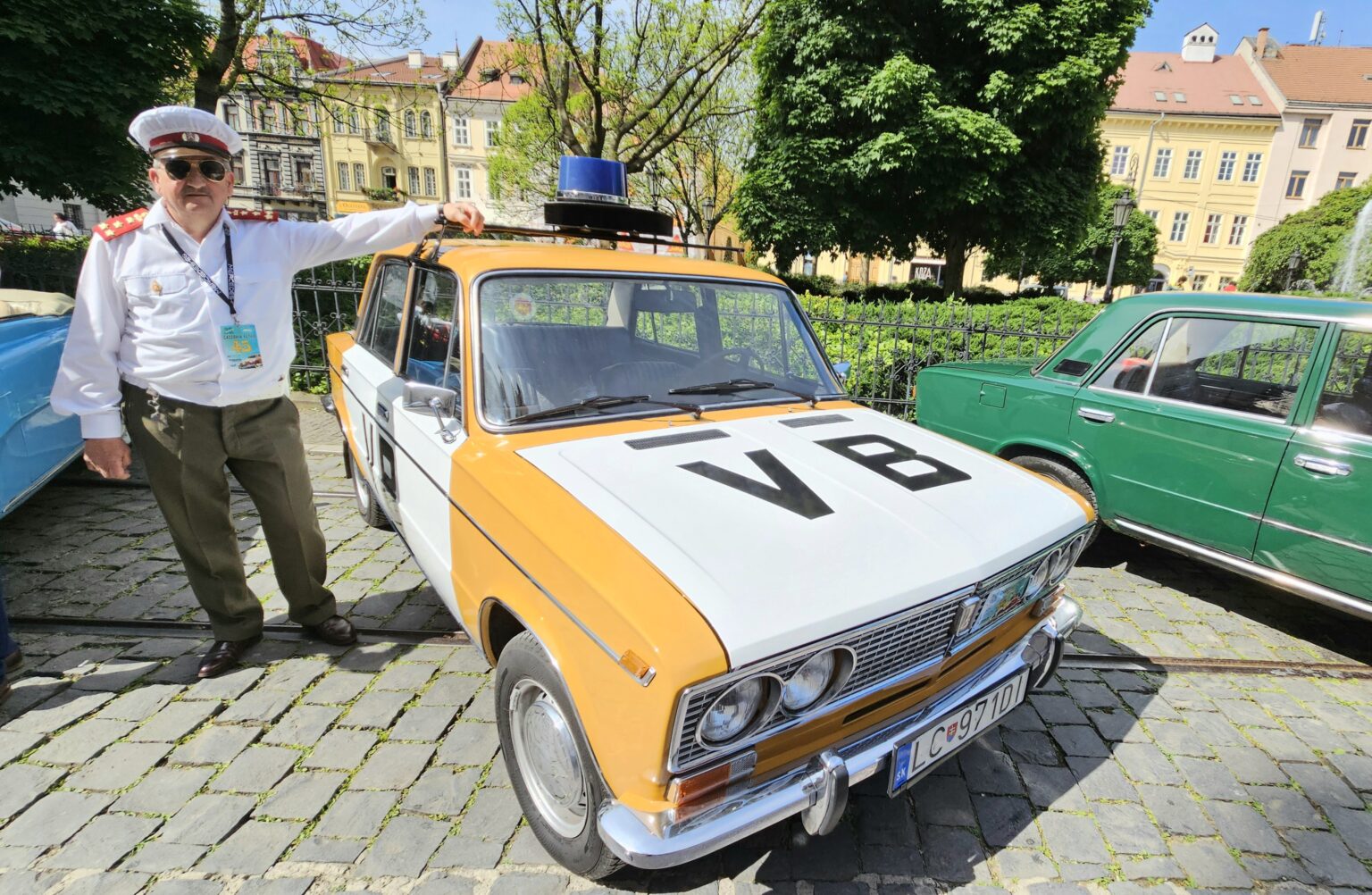 Pán Jamnický ako príslušník VB so svojou ladou vzbudzuje pozornosť policajných hliadok. Foto: Boris Macko