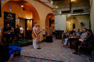 Vínna cesta v Kriegerovom dvore. Opojná oáza uprostred historického jadra