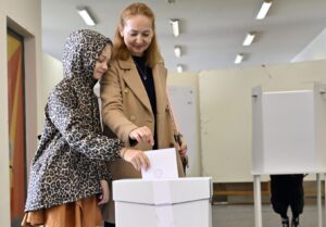 Parlament odmietol voľbu prezidenta zo zahraničia