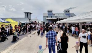 Bošácu zaplavili ľudia a padali rekordy. Z rodinného dňa sa stáva poľnohospodársky festival