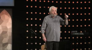 Zločinec, ktorý si balil cigarety do stránok Biblie, sa obrátil