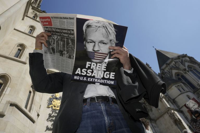 Assange sa môže odvolať proti vydaniu do USA, rozhodol britský súd