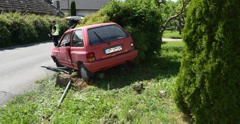V aute našli prázdnu fľašu od alkoholu. Foto: Polícia SR - Trenčiansky kraj/Facebook