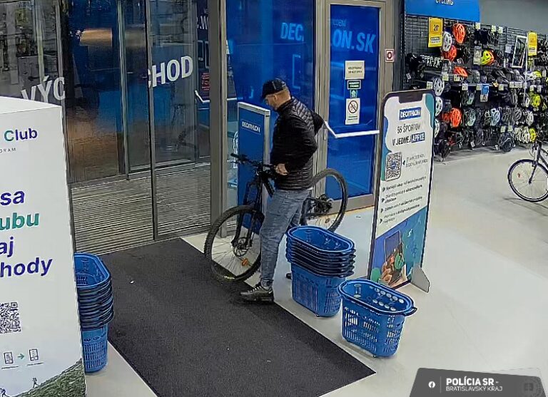 Muž v apríli ukradol z obchodu bicykel. Polícia už po ňom pátra