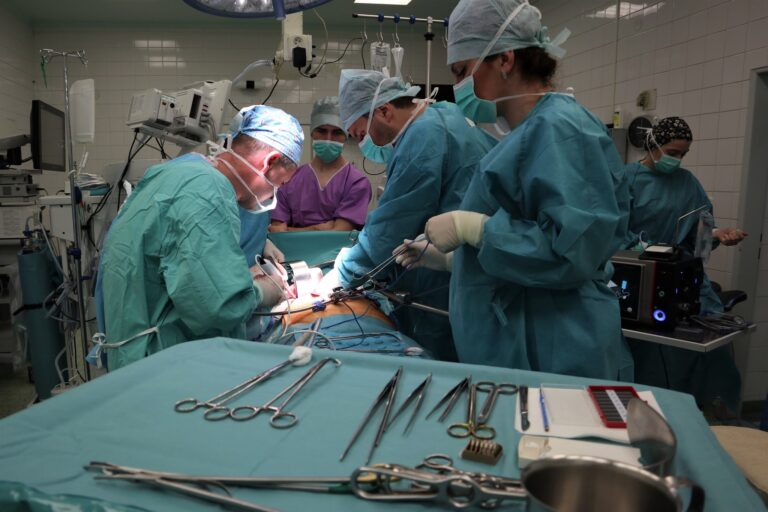 Chirurgická operácia ultrazvukom. Foto: Fakultná nemocnica s poliklinikou Žilina/Facebook  