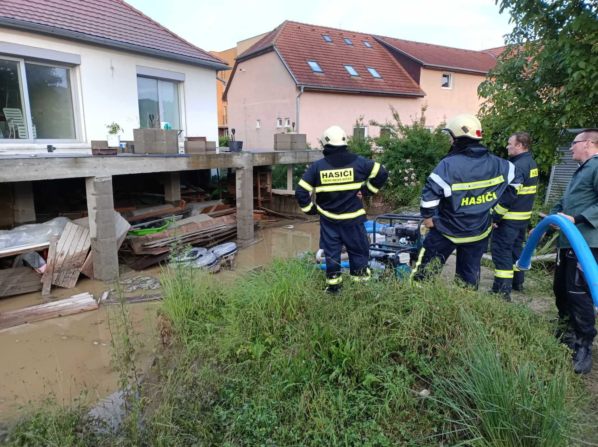 V Trenčianskom okrese vyčíňali záplavy. Voda zatopila domy, cesty aj zdravotné stredisko