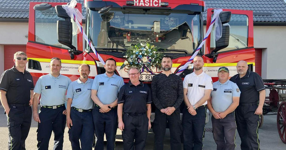 Handlovskí dobrovoľní hasiči boli pri odovzdávaní novej techniky u kolegov v Zábřehu