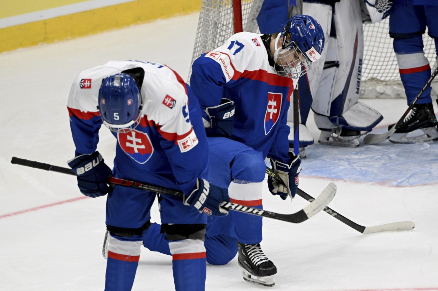 Slovenskí hokejisti zľava Andrej Ličko a Ondrej Maruna reagujú po prehre v zápase o 3. miesto Švédsko - Slovensko na MS hráčov do 18 rokov vo fínskom meste Espoo v nedeľu 5. mája 2024. Foto: TASR/AP