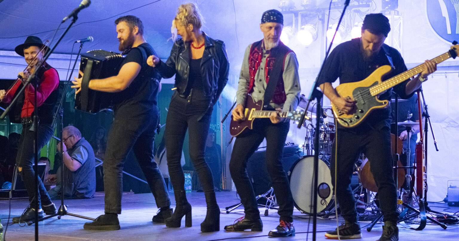 Kultúrny festival v Partizánskom očaril tradičnými májovými zvykmi a hudobným zážitkom. Koncertné vystúpenie prešovskej skupiny Hrdza. Foto: Stanislav Vavro