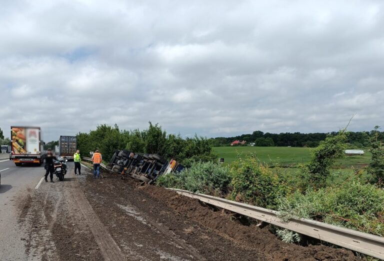 Na diaľnici D1 v smere do Bratislavy sa prevrátil kamión s drevom