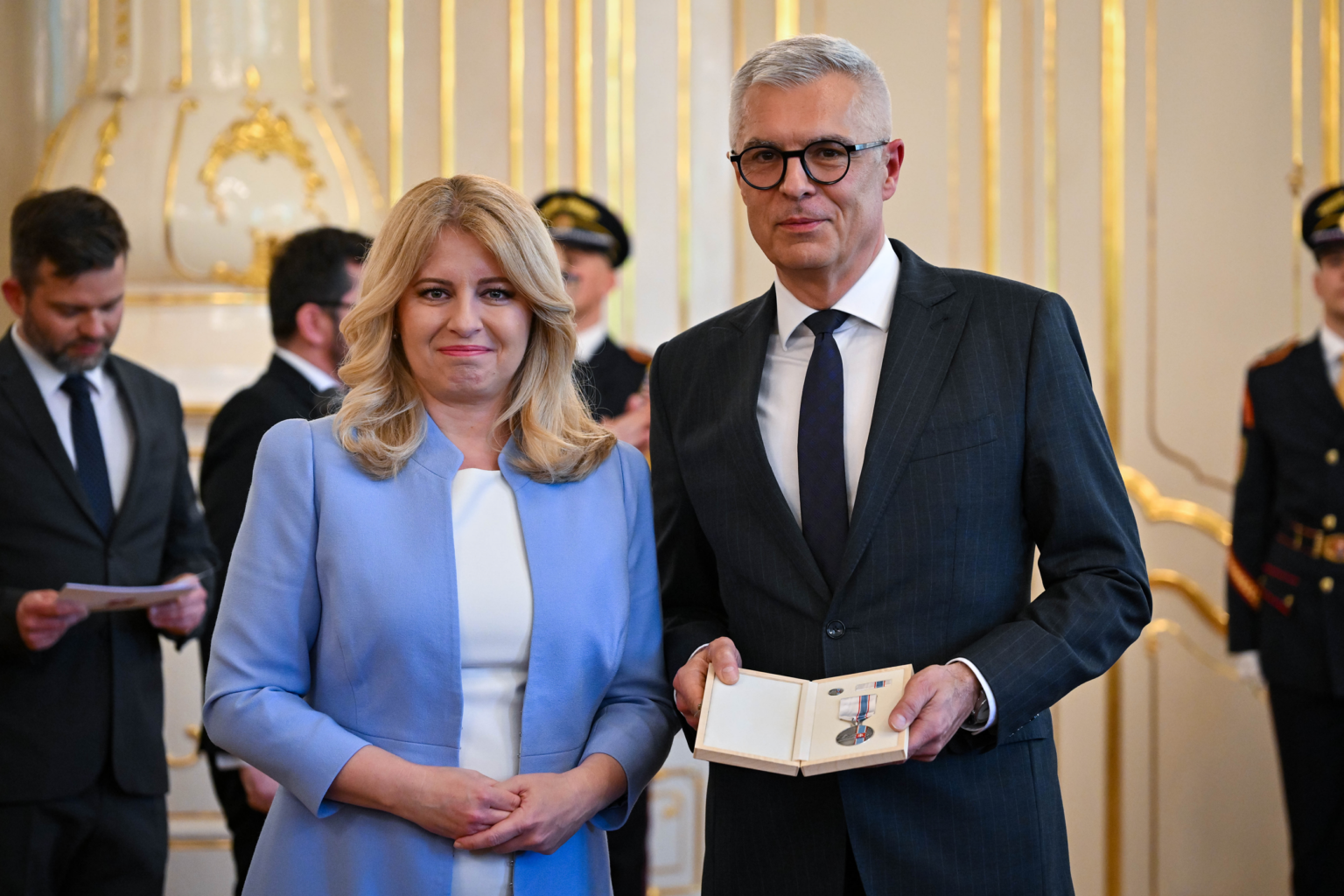 Na snímke Ivan Korčok si preberá z rúk prezidentky SR Zuzany Čaputovej ďakovnú medailu 30. apríla 2024 v Bratislave. Foto: Pavol Zachar/TASR