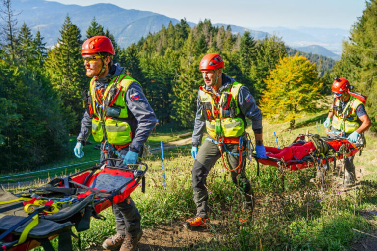Zranenému dôchodcovi na turistike museli pomôcť záchranári
