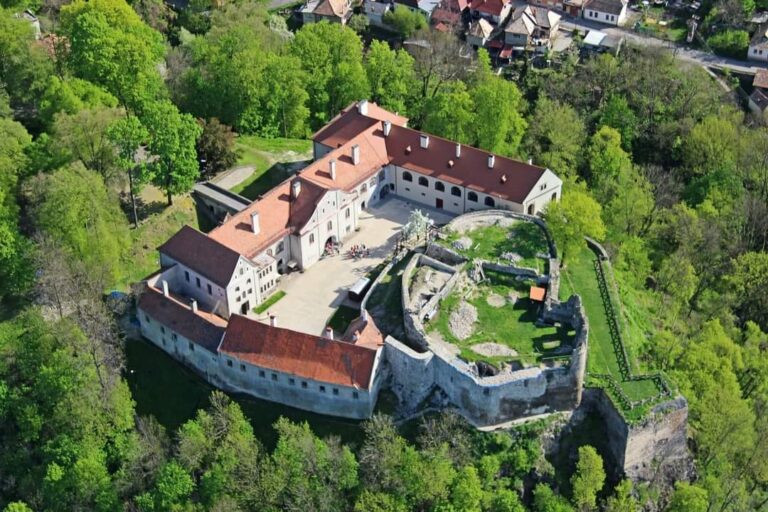 Obnova zrúcaniny goticko-renesančného hradu Modrý Kameň pokračuje aj tento rok
