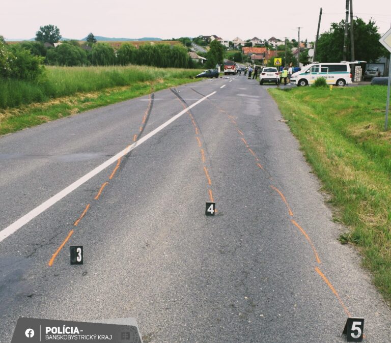 Pri nehode sa zranili dvaja ľudia. Muž šoféroval bez vodičáku a v aute mal drogy