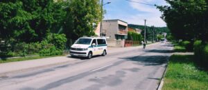 Polícia hľadá svedkov nehody v Sliači. Vodič pri cúvaní zranil dôchodcu
