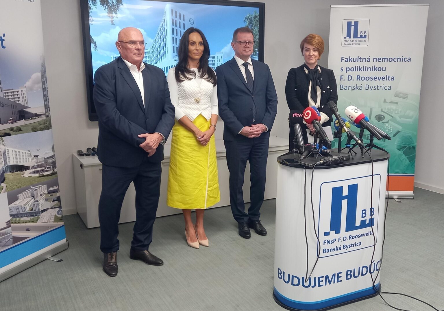 Zľava: Vladimír Baláž, ministerka zdravotníctva Zuzana Dolinková, podpredseda vlády pre plán obnovy a odolnosti a využívanie eurofondov Peter Kmec a riaditeľka nemocnice Miriam Lapuníková. Foto: Mário Kaprálik