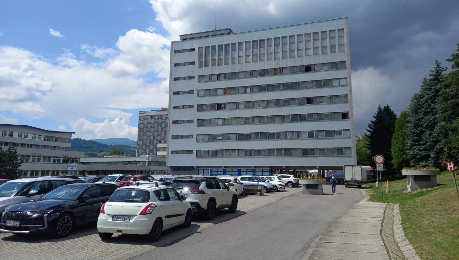 Problém s parkovaním v okolí Fakultnej nemocnice s poliklinikou F. D. Roosevelta v Banskej Bystrici je aj v súčasnosti. Foto: Mário Kaprálik