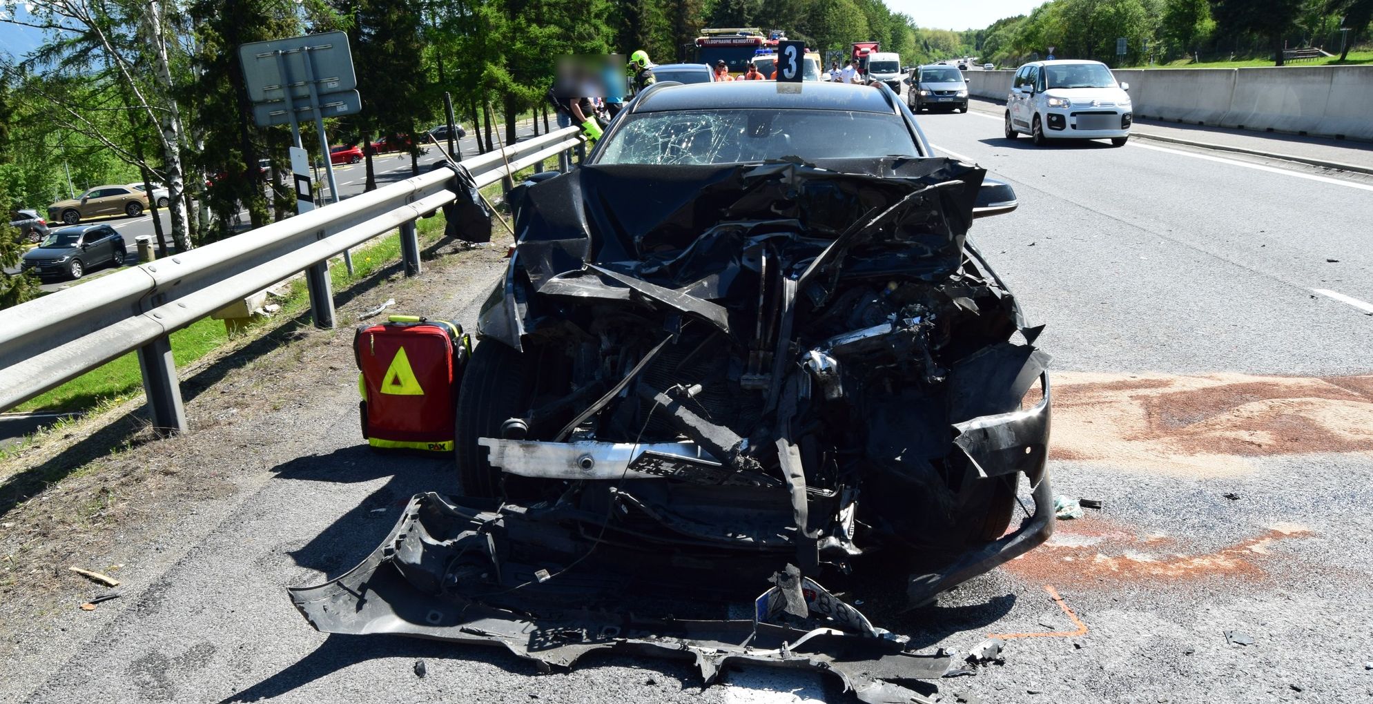 Nehody uprostred týždňa: osobné auto vrazilo do nákladného, hasiči skončili v potoku