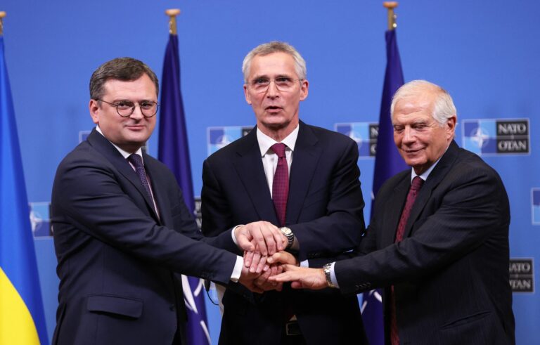 Zľava: Minister zahraničných vecí Ukrajiny Dmytro Kuleba, generálny tajomník NATO Jens Stoltenberg a šéf európskej diplomacie Josep Borrell, ilistračný obrázok. Foto: Profimedia.sk