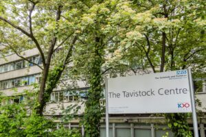 Koniec zločinom na deťoch. Prístup k transrodovým mladým ľuďom bol tragickou chybou