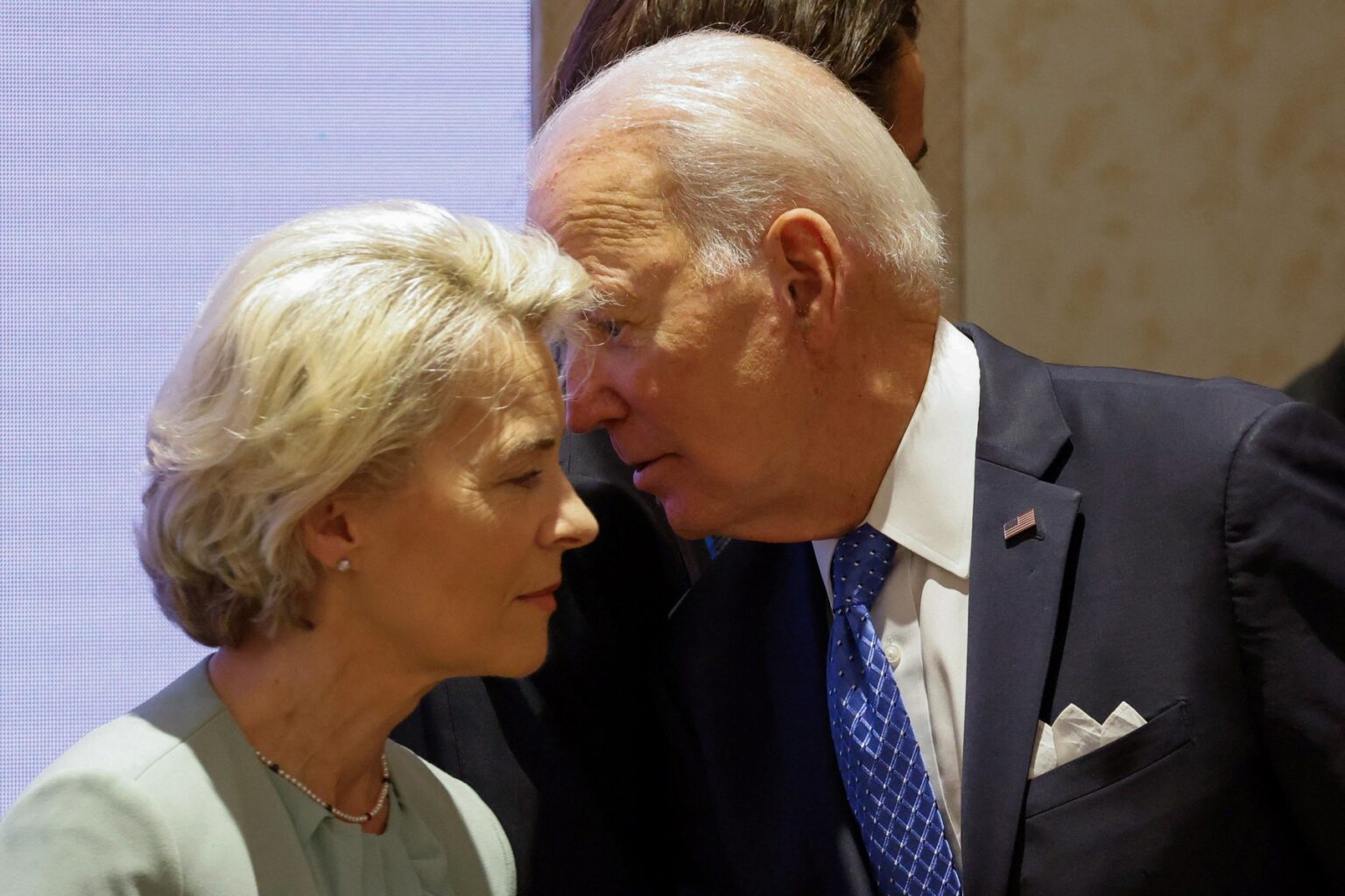 Joe Biden hovorí s Ursulou von der Leyenovou. Foto: Ludovic Marin/POOL/AFP/Profimedia.sk