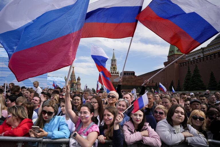 Trend sa otáča. Rusi, ktorí pre vojnu opustili krajinu, sa vracajú domov v státisícoch