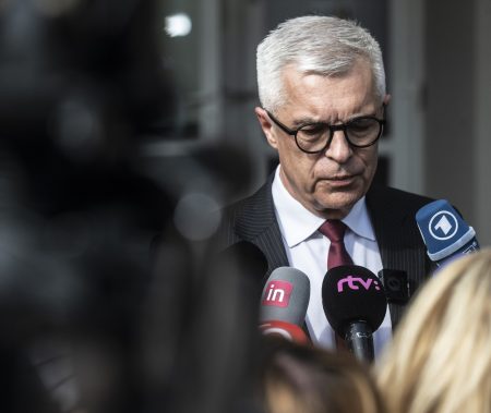 Korčok čelí kritike pre odmeňovanie cez firmu svojej manželky. Sľubuje zmenu