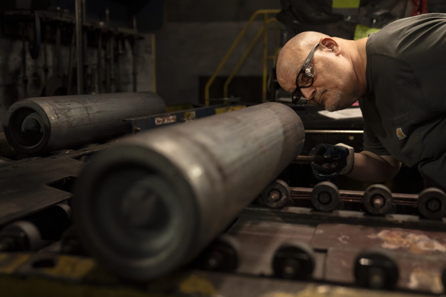 Oceliarsky robotník kontroluje 155 mm delostrelecký projektil M795 počas výrobného procesu v Scranton Army Ammunition Plant v Scrantone. Foto: Profimedia.sk
