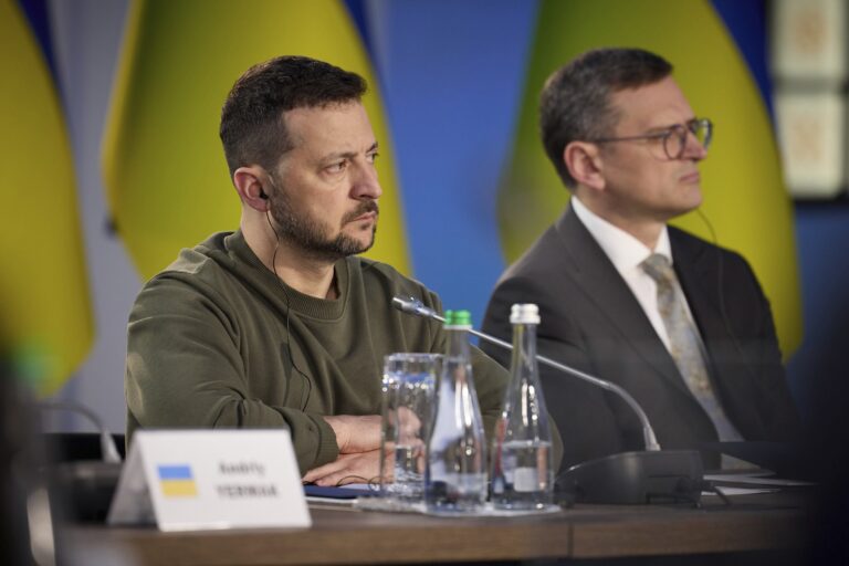 Ukrajina obnoví konzulárne služby mužom v cudzine, no musia mať aktuálne vojenské doklady