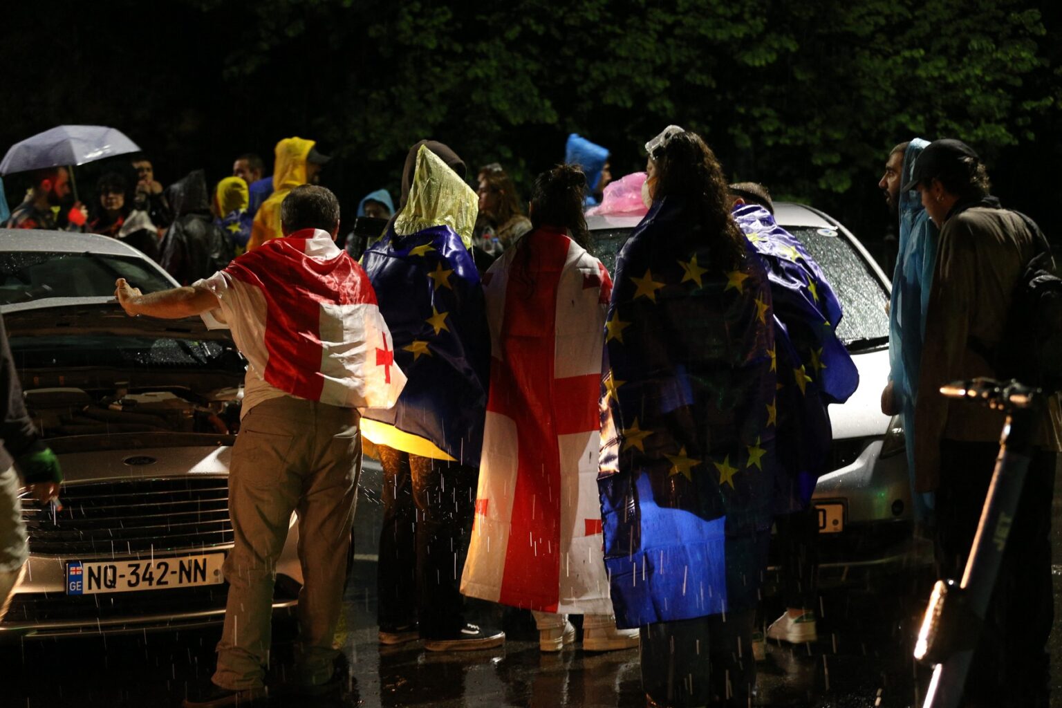 Protestujúci sa zhromažďujú na križovatke na Námestí hrdinov v Tbilisi, kde pochodujú v rámci protestu proti návrhu zákona o "transparentnosti zahraničného vplyvu" v noci 3. mája 2024. Zdroj: Profimedia