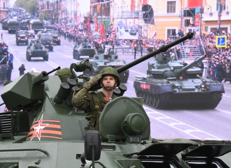 Video: V Moskve sa koná prehliadka na Deň víťazstva. Po dvoch rokoch aj s letectvom