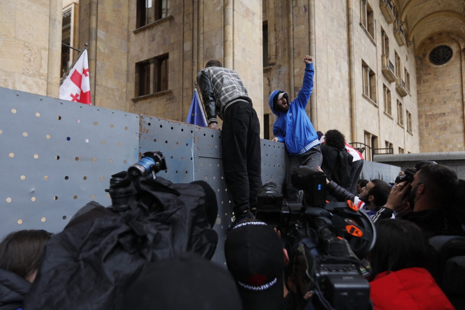 Protestujúci sa snažia prelomiť bezpečnostný perimeter budovy gruzínskeho parlamentu po vyhlásení výsledkov hlasovania o zákone o transparentnosti zahraničného vplyvu v Tbilisi, Gruzínsko 14. mája 2024. Zdroj: Profimedia