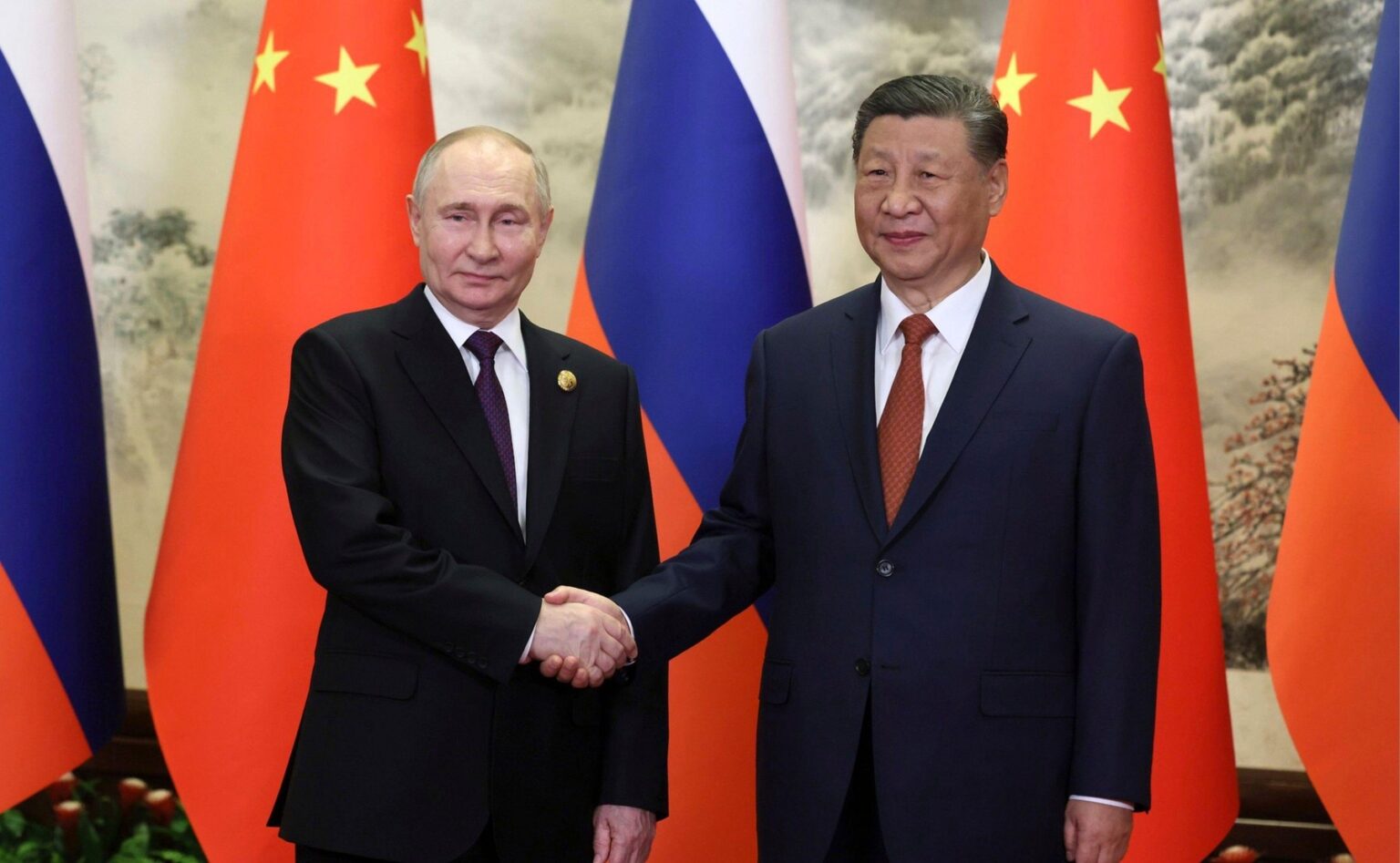 Ruský prezident Vladimír Putin si podáva ruku s čínskym prezidentom Si Ťin-pchingom pred začiatkom bilaterálnych stretnutí vo Veľkej sále ľudu 16. mája 2024 v Pekingu. Zdroj: Profimedia
