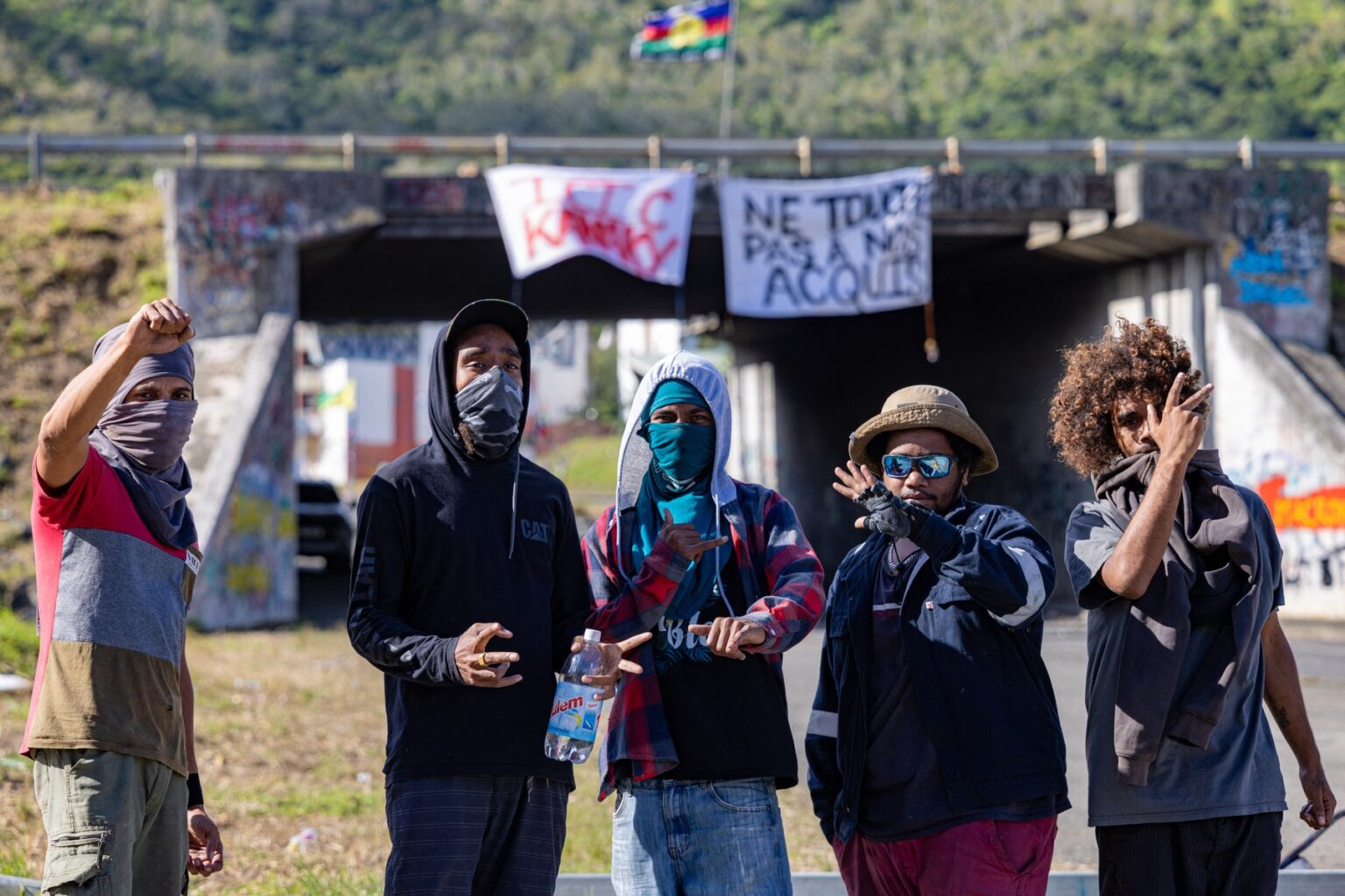 Demonštranti sa zhromaždili v oblasti Apogotti, Dumbéa, Nová Kaledónia 24. mája 2024. Zdroj: Profimedia