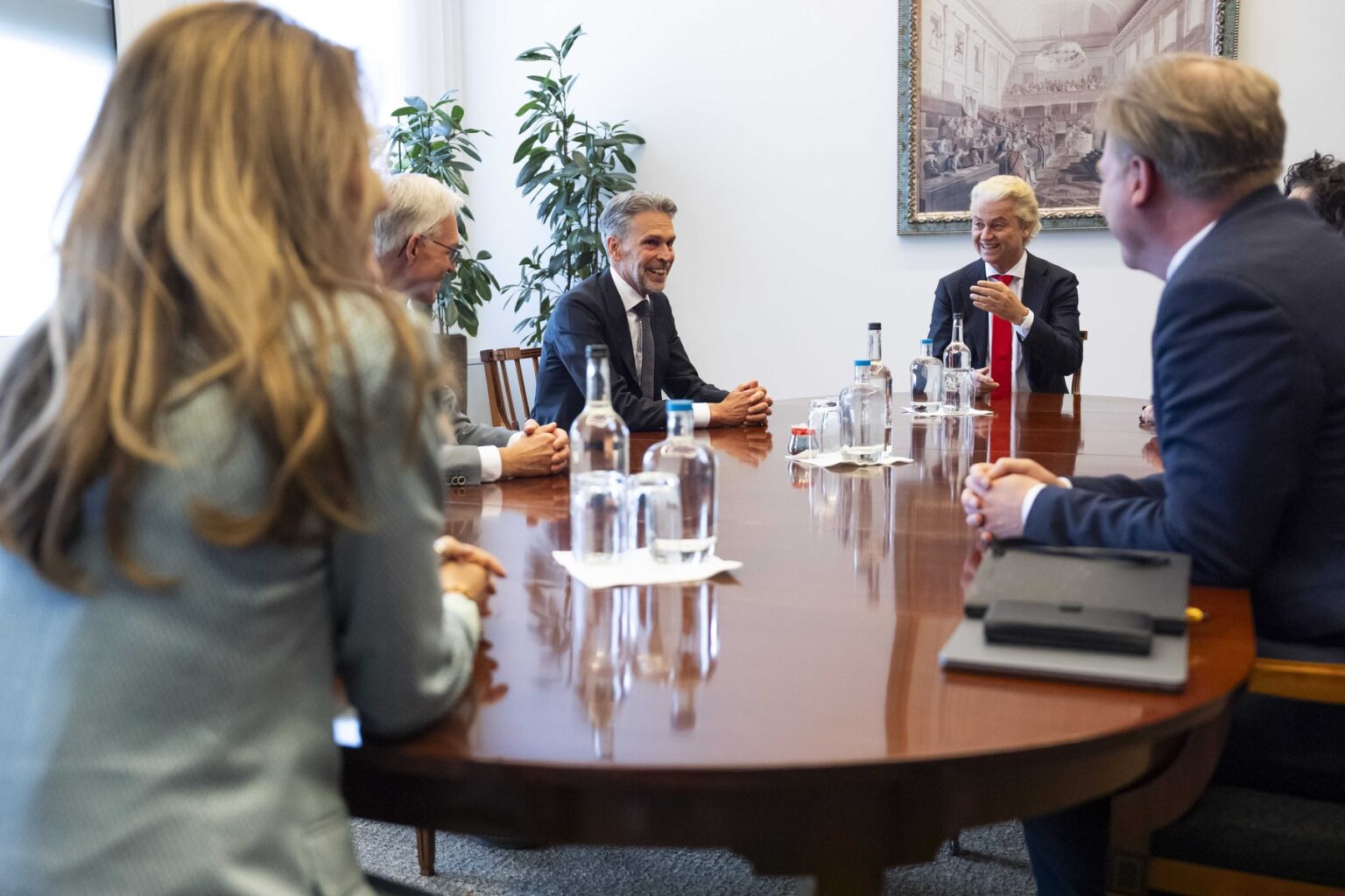 Bývalý šéf spravodajskej služby Dick Schoof (vľavo v strede) sedí vedľa lídra Strany za slobodu (PVV) Geerta Wildersa (vpravo v strede) počas stretnutia s lídrami koaličných strán v holandskom Haagu 28. mája 2024. Zdroj: Profimedia