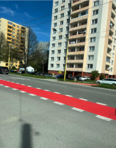 Mesto chcelo zlepšiť podmienky pre cyklistov. Na cestách im preto vyznačilo ochranné pruhy