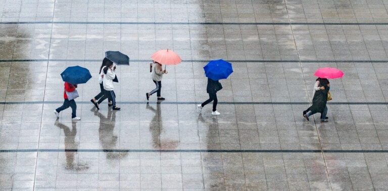 SHMÚ varuje pred utorkovými búrkami, hrozia prívalové zrážky
