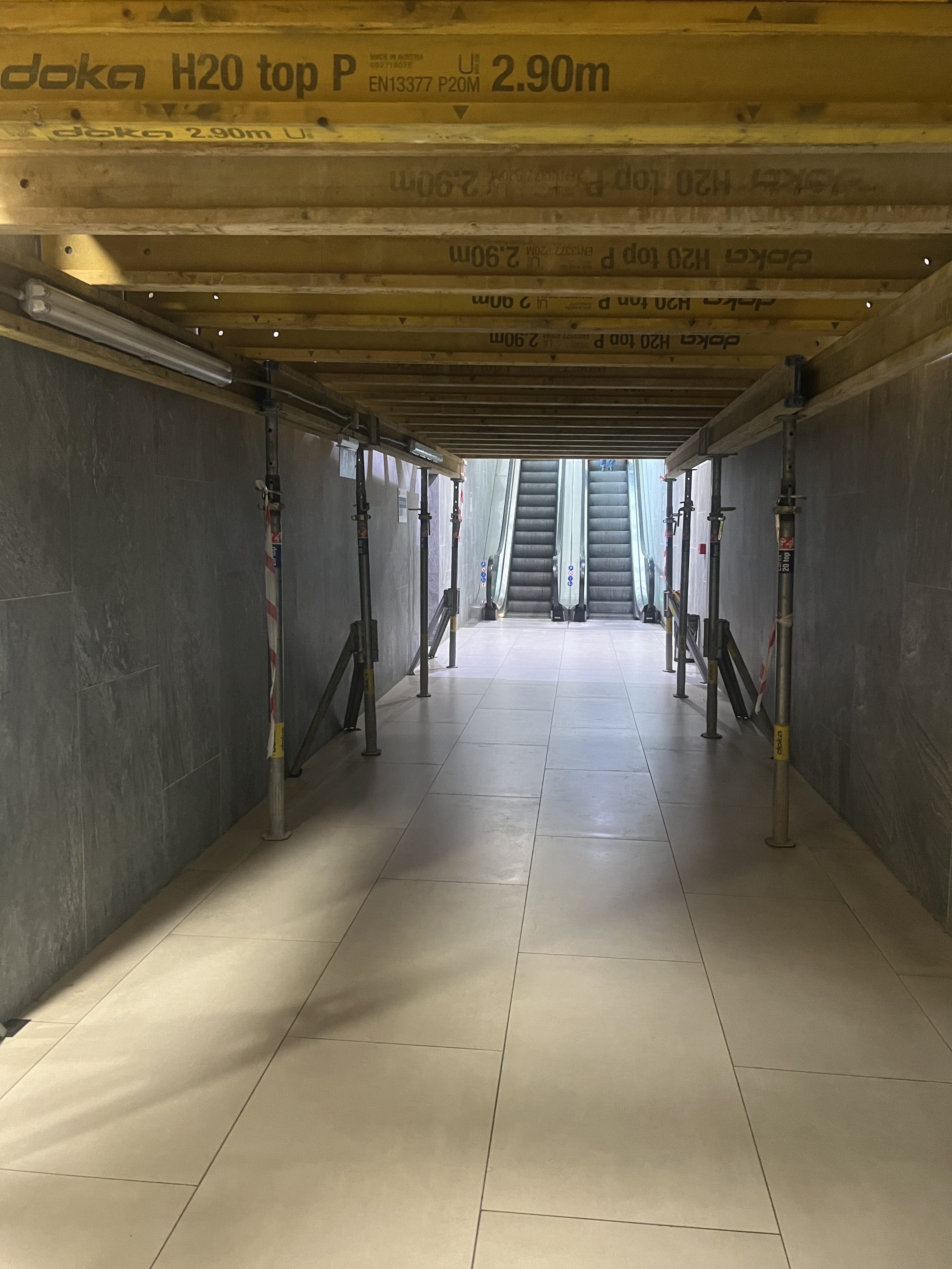 Podchod medzi autobusovou a železničnou stanicou je plný obmedzení. Uzavrie ho Prešov?