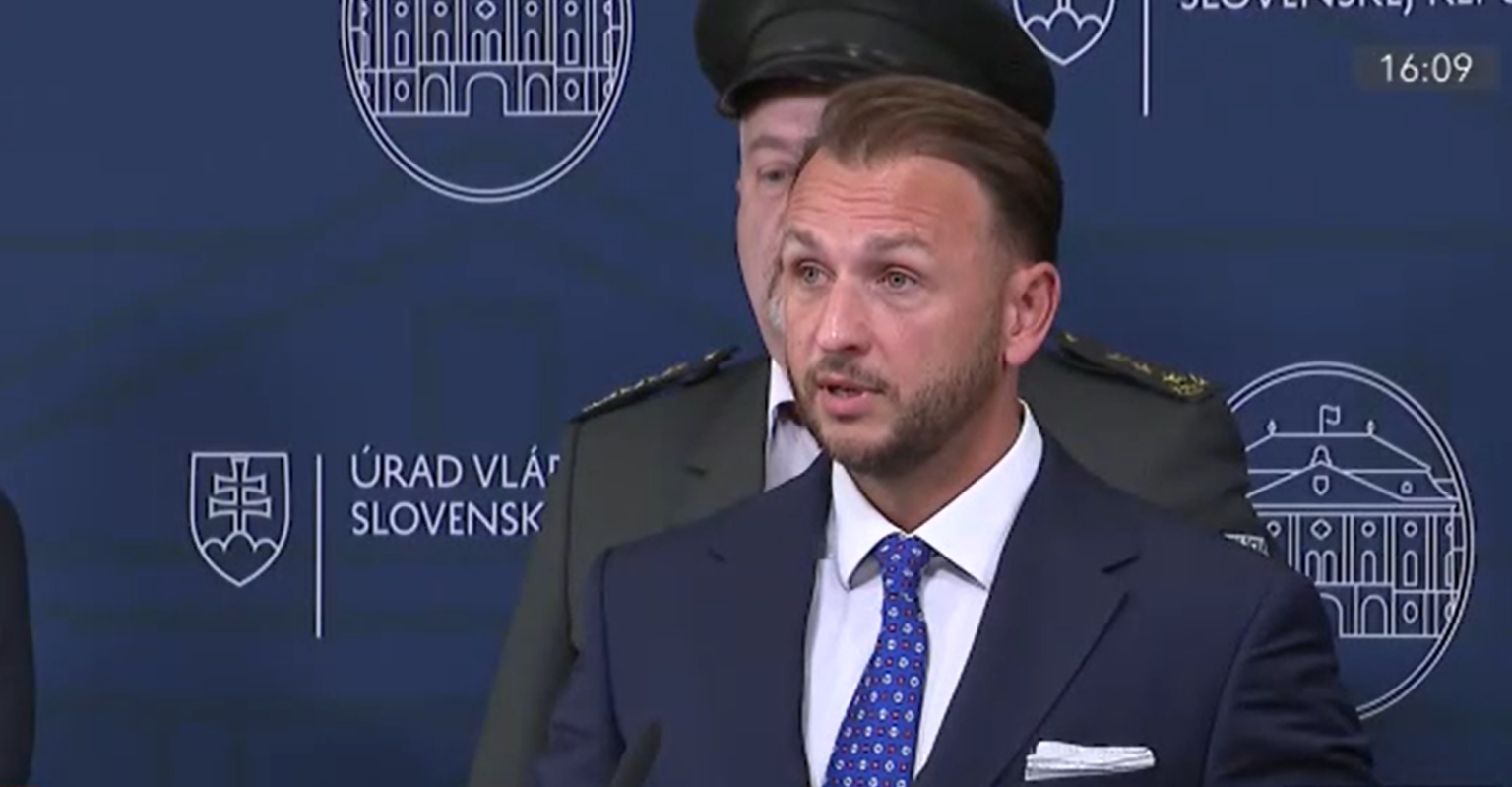 Matúš Šutaj Eštok počas tlačovej besedy k bezpečnostnej situácii na Slovenku. Reprofoto: TA3