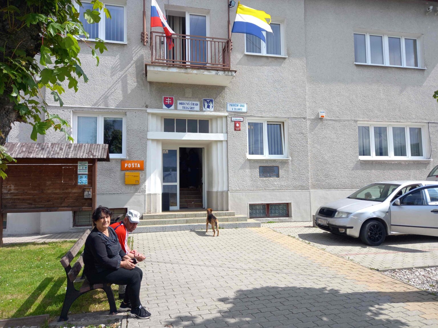 Viac ľudí v ospalej dedinke pod Kráľovou hoľou bol iba pred obecným úradom, kde sa nachádza aj pošta. Foto: Mário Kaprálik