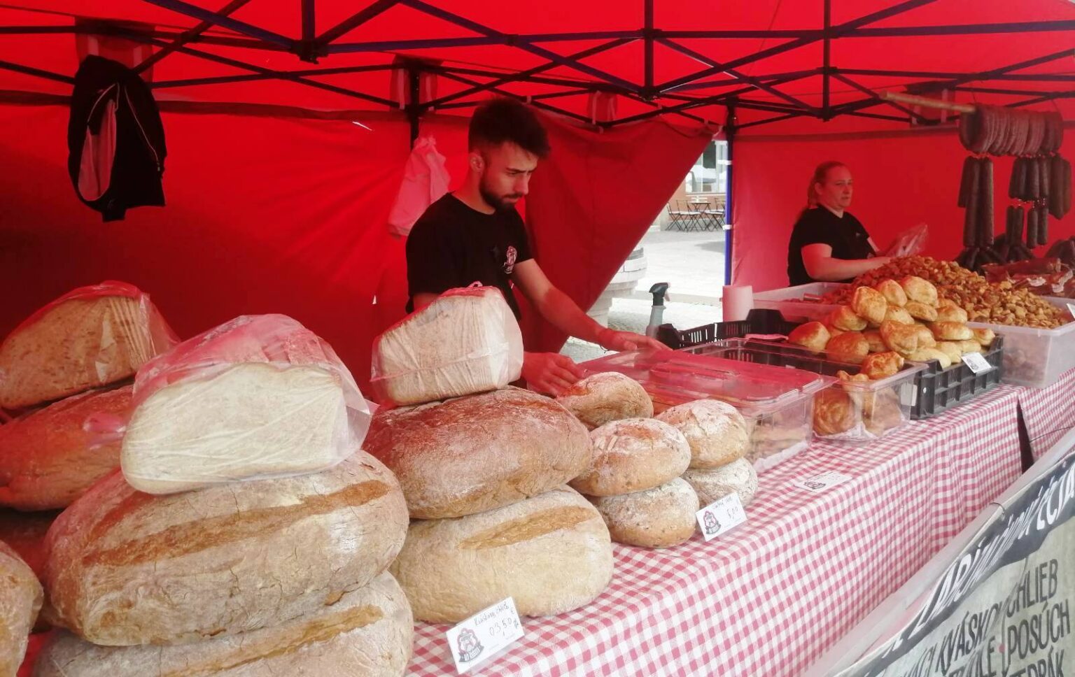Jarné farmárske trhy na Hlavnej ulici v Prešove. Foto: redakcia