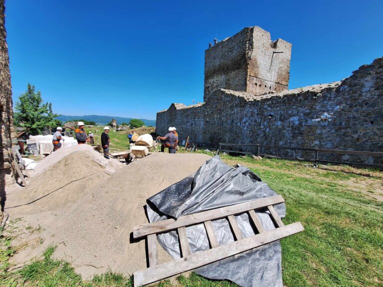 Šarišský hrad obnovujú. Zamestnali ľudí bez práce, pomôžu im aj turizmu