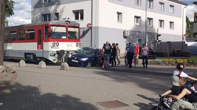 Rýchly zásah záchranárov. Na železničnom priecestí sa zrazil vlak s osobným autom