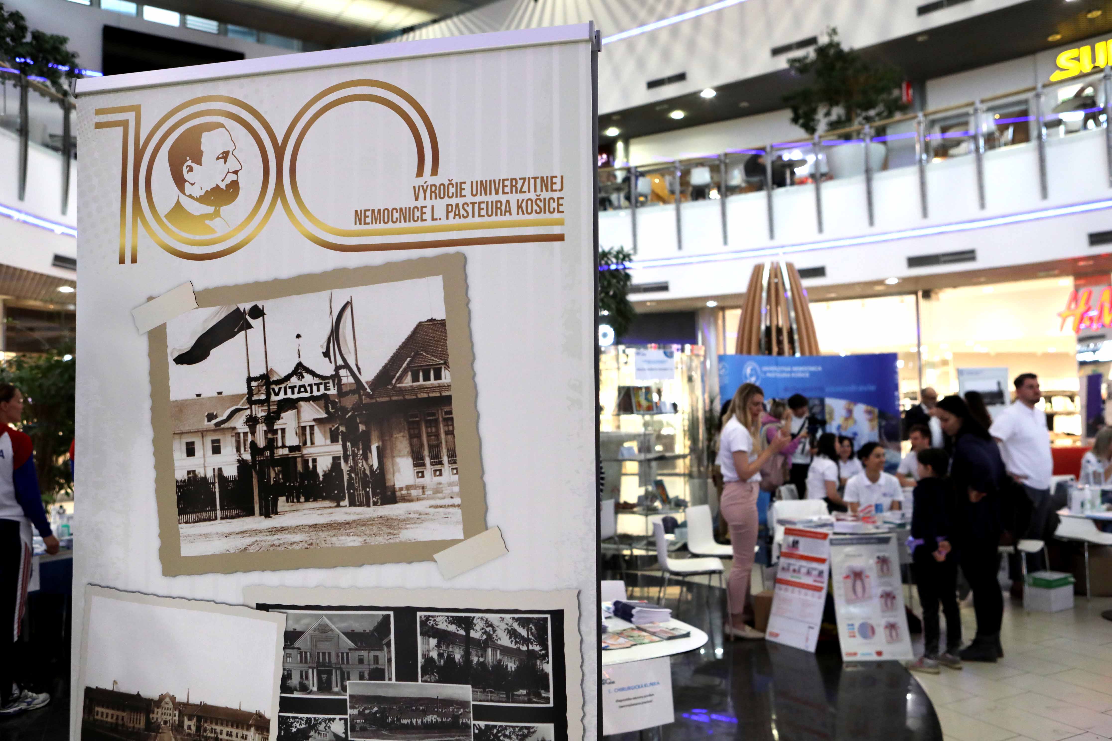 Univerzitná nemocnica L. Pasteura v Košiciach oslavuje storočnicu netradičnou výstavou