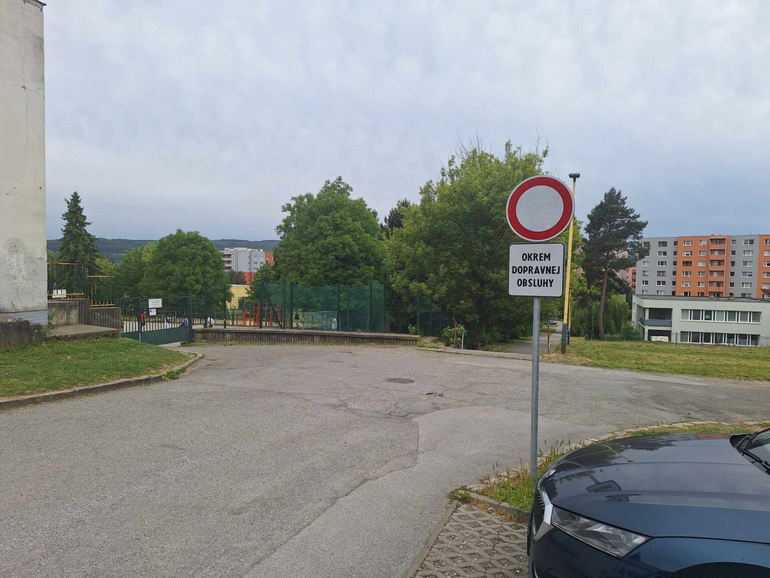 Zákazová značka pred vstupom do školy je osadená. Mnohí ju nerešpektujú. Foto: Redakcia
