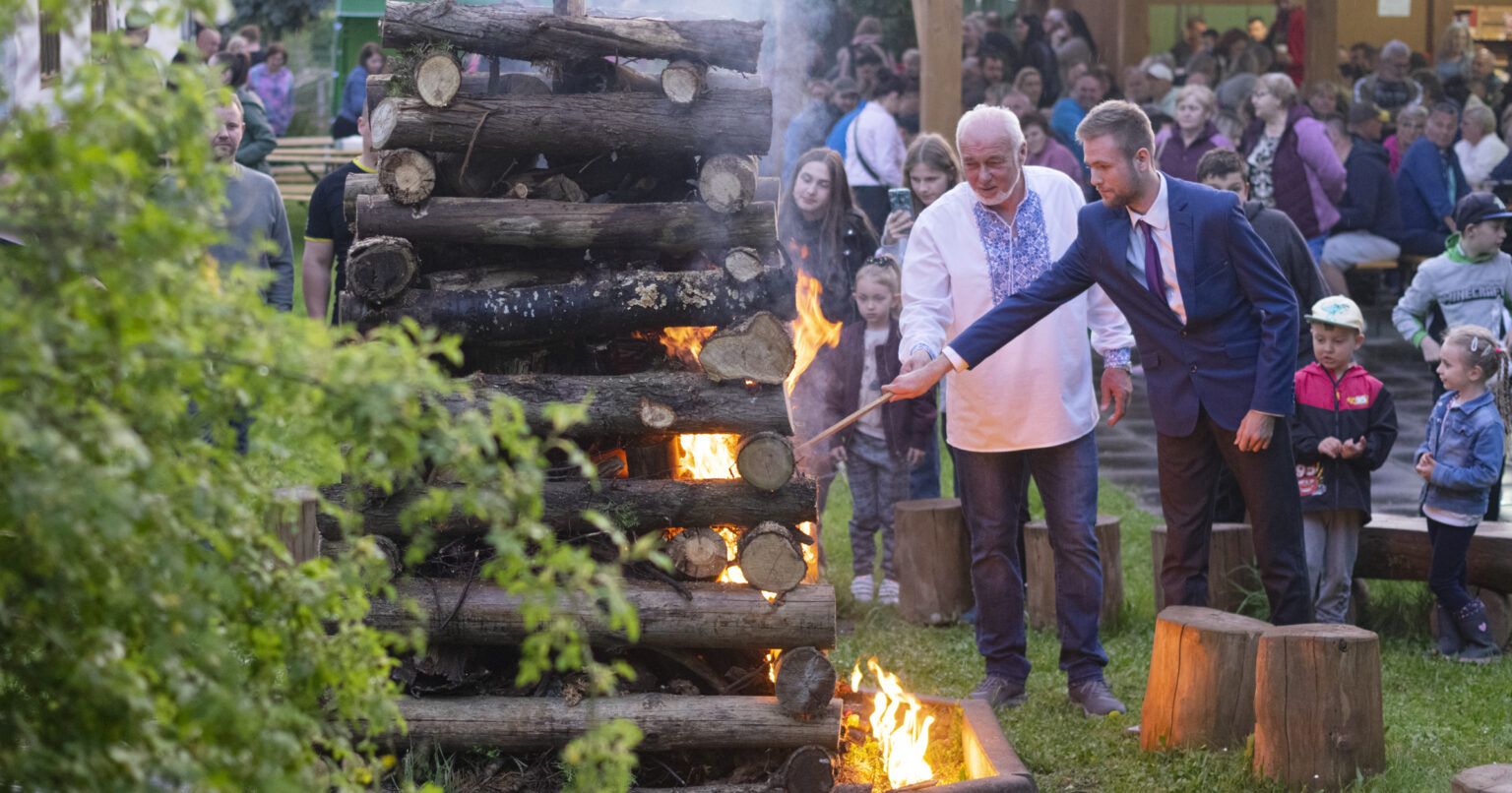 V Otrhánkach slávili Deň víťazstva zapálením vatry. Foto: Stanislav Vavro